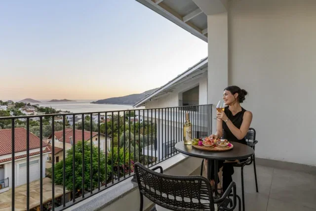 Where every sip meets the view.
Modern comfort framed by nature’s beauty.